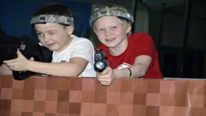 Игра в ЛАЗЕРТАГ в стиле 